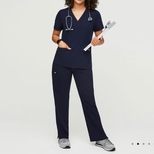 Figs scrubs set casma and kade petite navy.  XS Shirt and XSP pants.